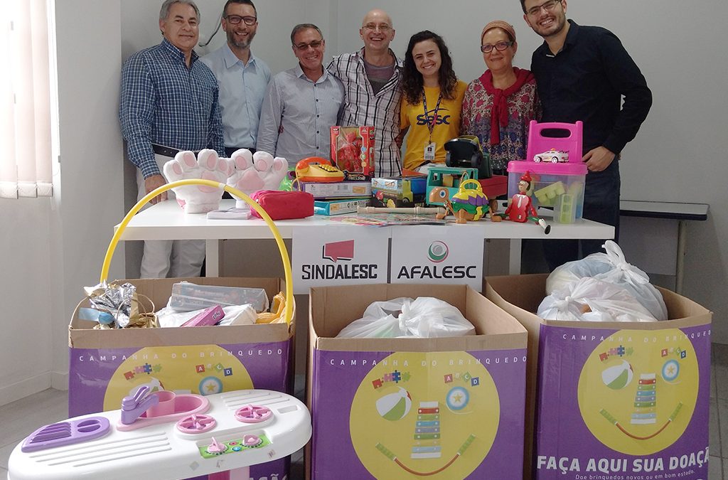 Brinquedos arrecadados foram distribuídos em cinco instituições sociais de Florianópolis