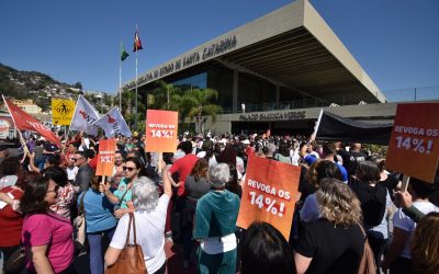 Um ato público marcou as reivindicações contra o desconto de 14% que afeta os salários dos servidores públicos aposentados