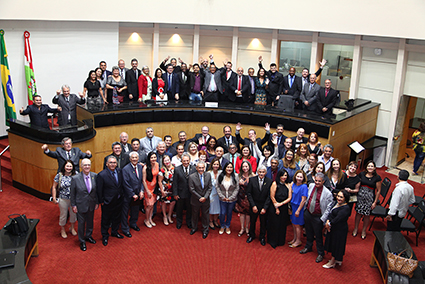 Em comemoração aos 30 anos do Sindalesc, sessão solene homenageia ex-presidentes e declara aberto o 41º Encontro Nacional da FENALE