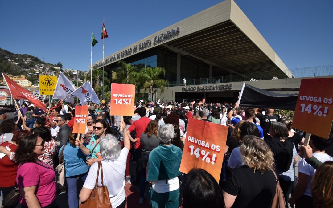 Um ato público marcou as reivindicações contra o desconto de 14% que afeta os salários dos servidores públicos aposentados